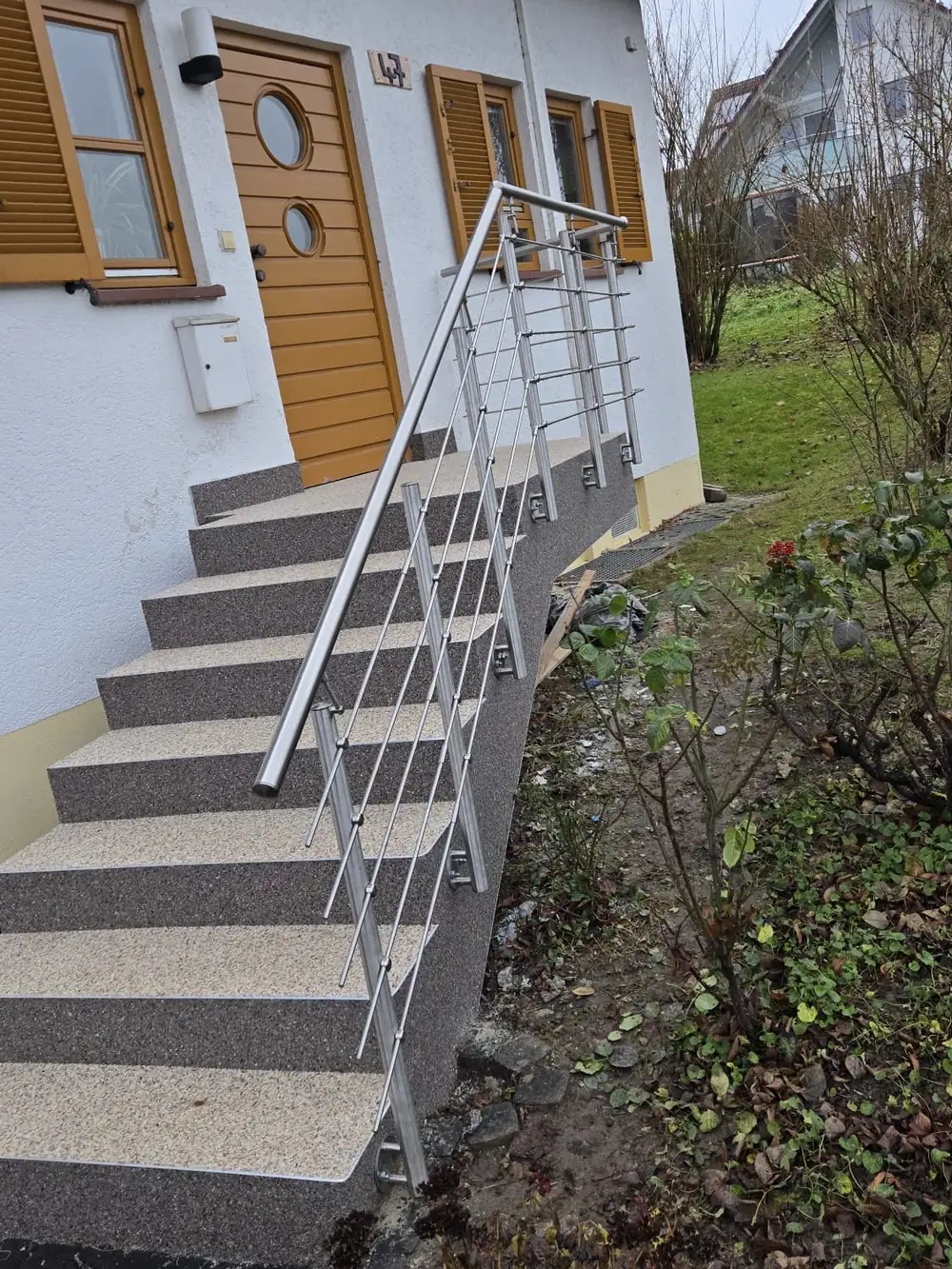 Außentreppe mit Steinteppich und Edelstahlgeländer