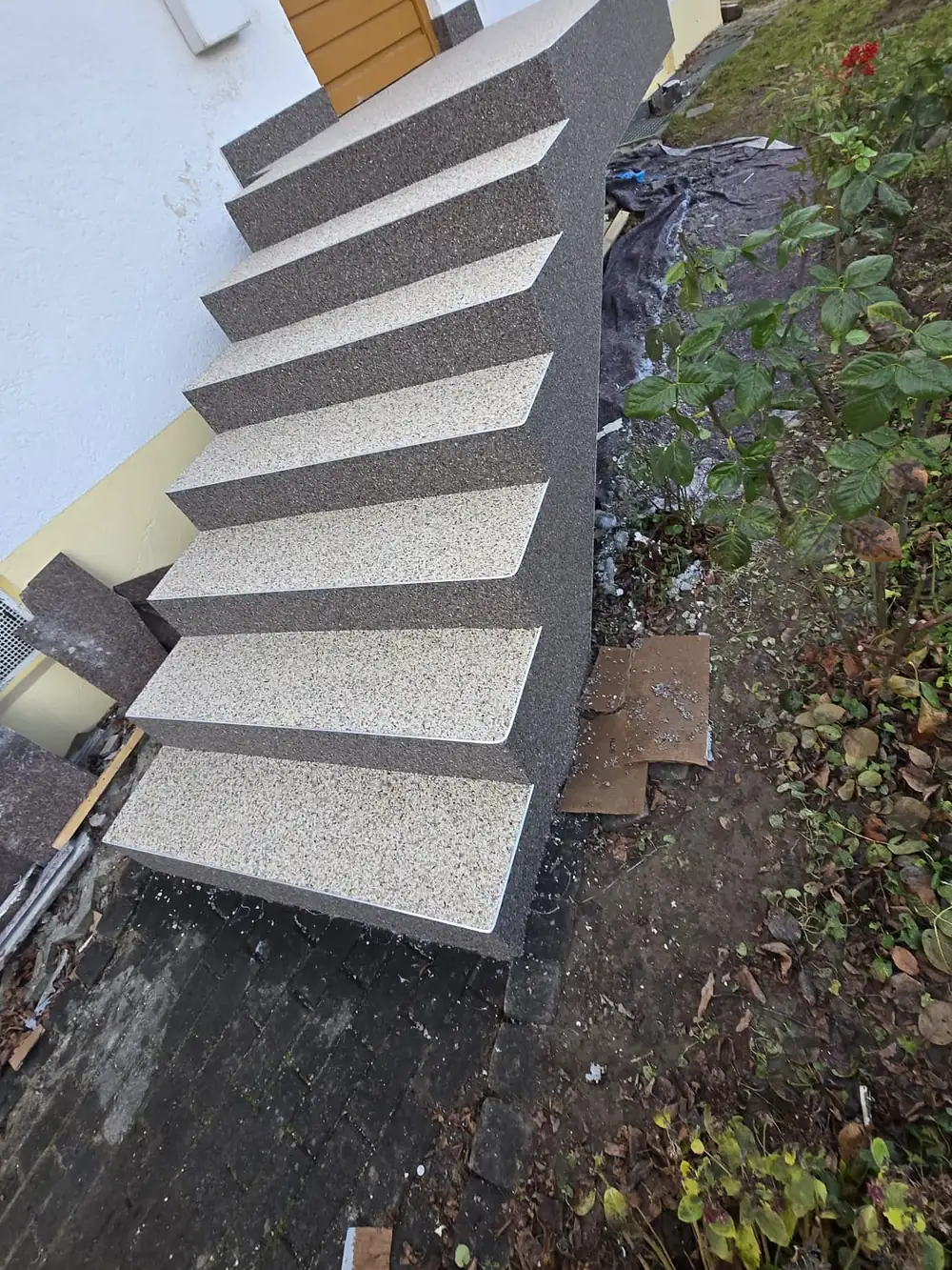 Außentreppe mit Steinteppich, seitliche Ansicht der Stufenkanten