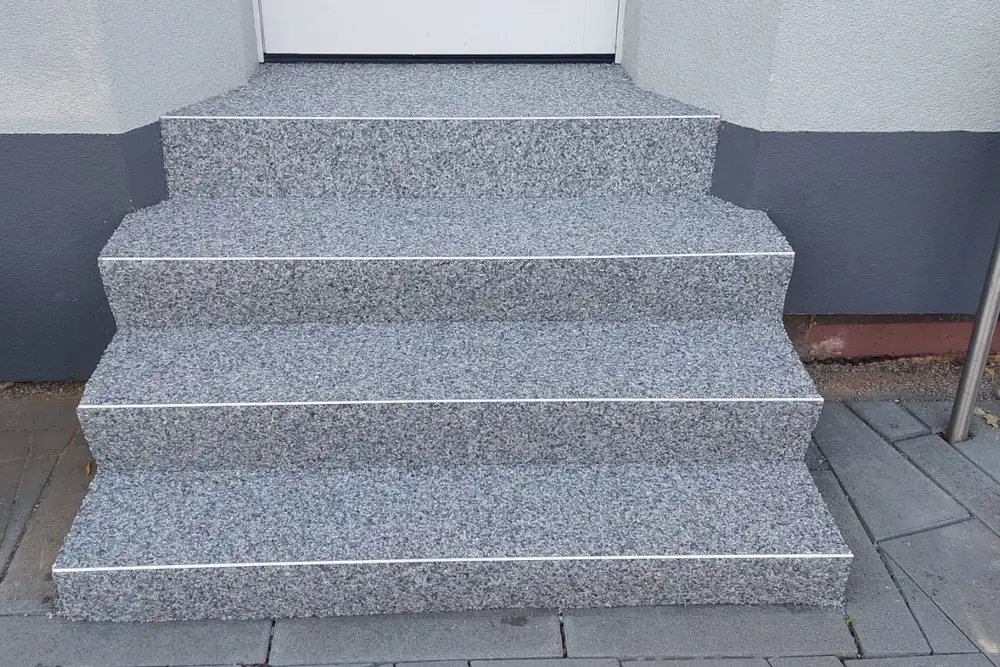 Nachher: Eingangstreppe aus Waschbeton – mit grauem Steinteppich und sauberen Kanten