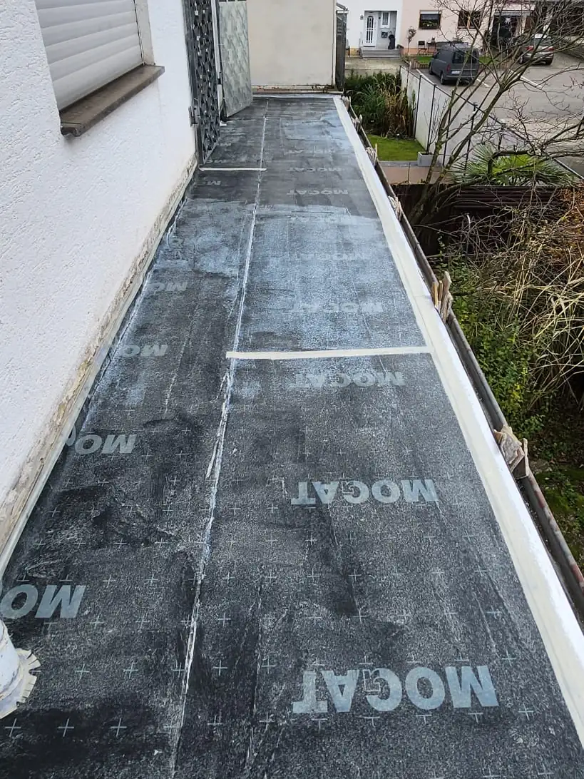 Balkon mit neu verlegter Abdichtungsbahn als Unterbau