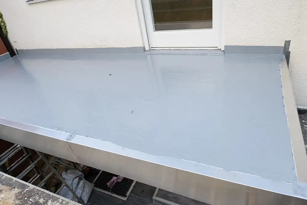 Nachher: Kleiner Balkon mit Fliesenschaden – vollflächig mit Polyurea abgedichtet