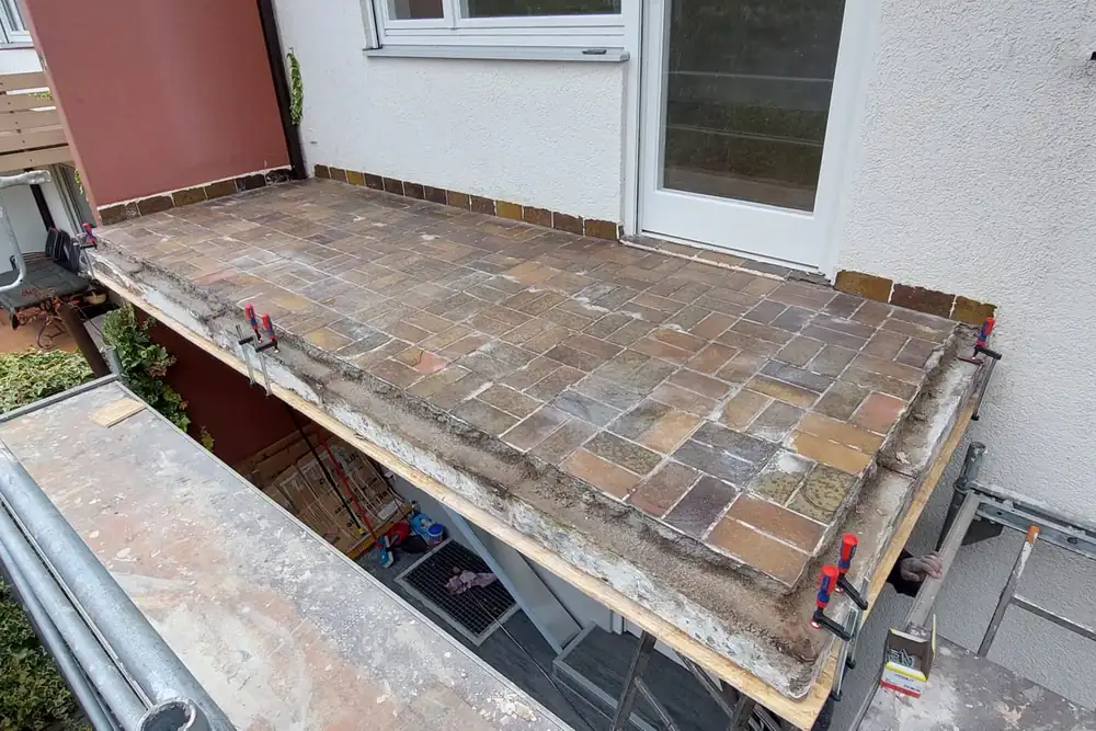 Vorher: Kleiner Balkon mit Fliesenschaden – vollflächig mit Polyurea abgedichtet