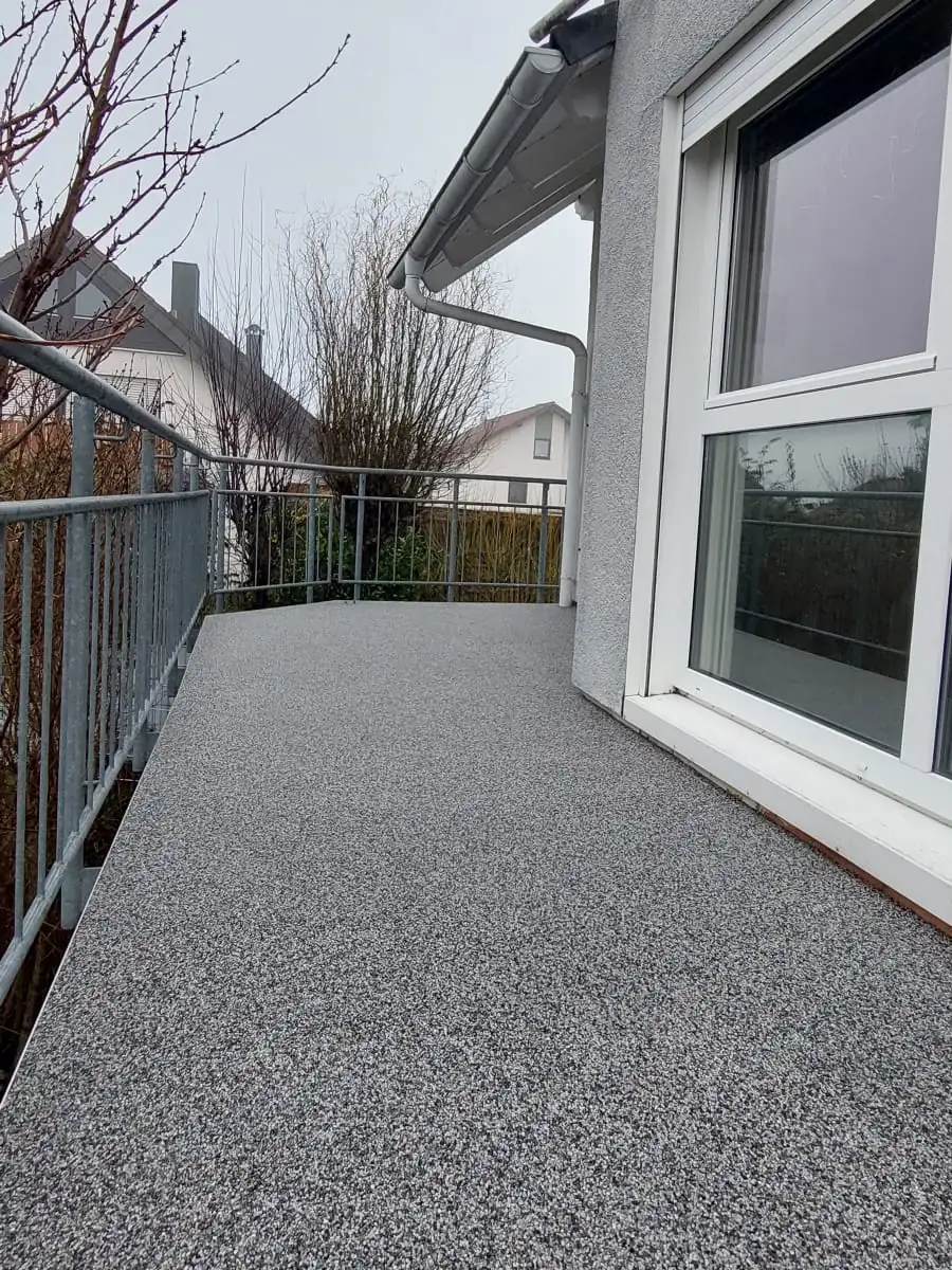 Nachher: Verwitterter Eckbalkon mit Fliesen – jetzt fugenlos und rutschhemmend