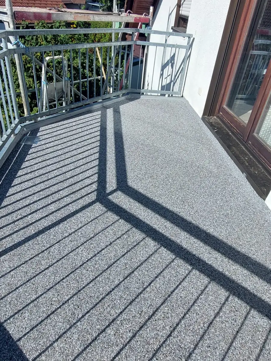 Nachher: Balkon mit Feuchteschaden: neuer Unterbau, Abdichtung und Steinteppich