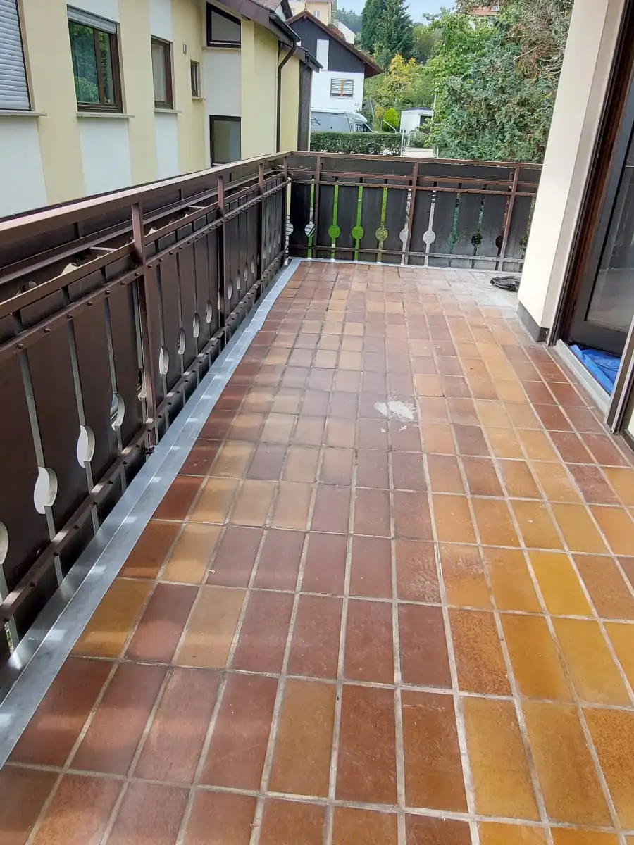 Vorher: Zweiter Balkon im selben Haus, gleiche Ausführung