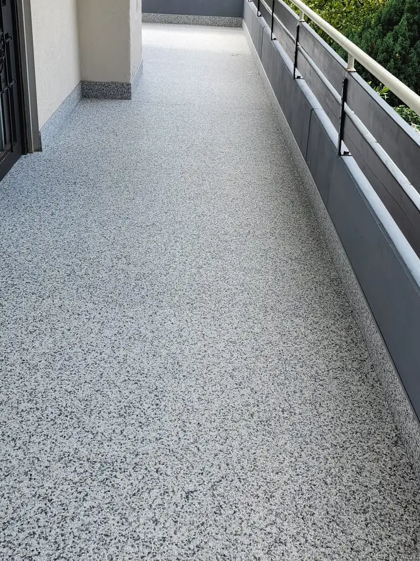 Nachher: Landhausbalkon mit Blick ins Grüne – helle, fugenlose Oberfläche