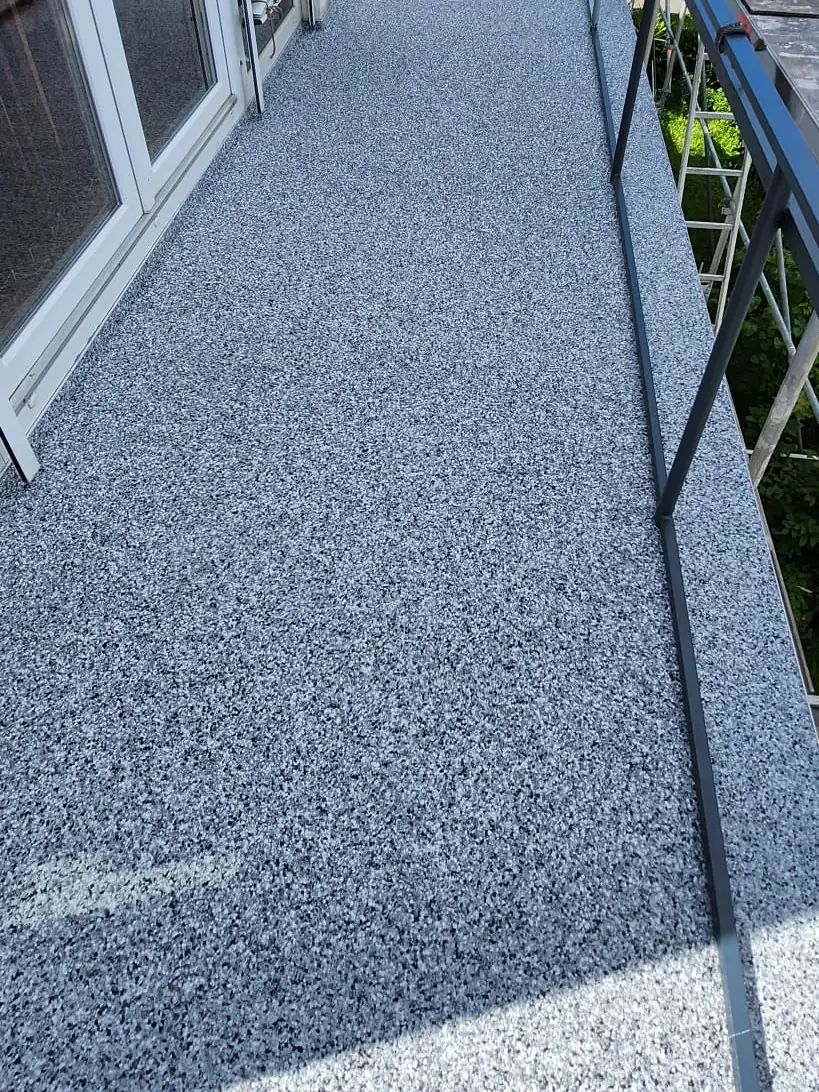 Nachher: Mosaikfliesen am Wintergarten – ersetzt durch blaugrauen Steinteppich