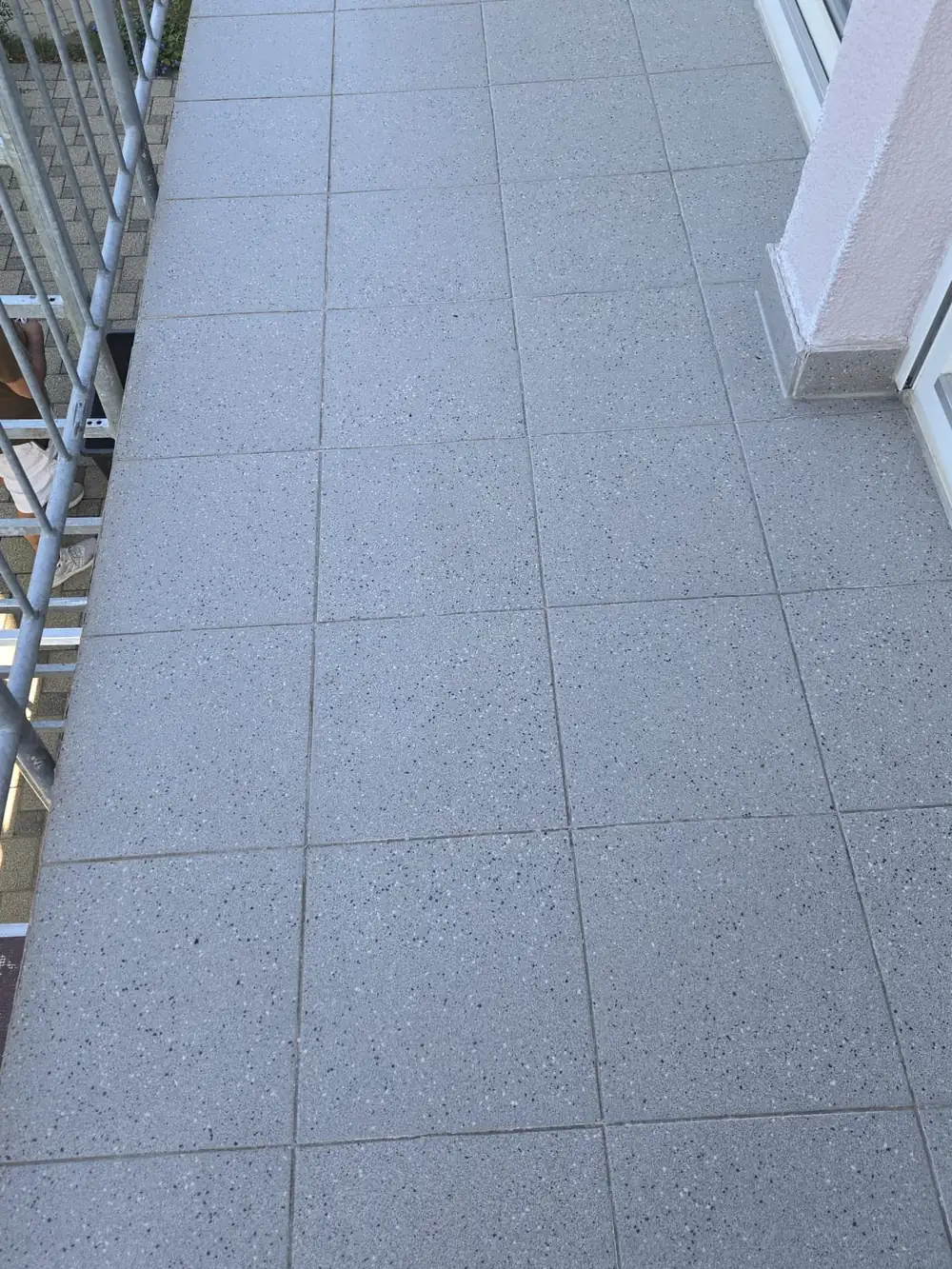 Vorher: Plattenbelag auf dem Balkon – fugenlos mit Polyurea abgedichtet