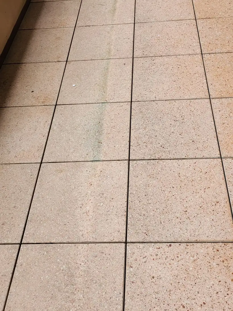 Vorher: Großformatige Platten überarbeitet – Steinteppich in Sandbeige