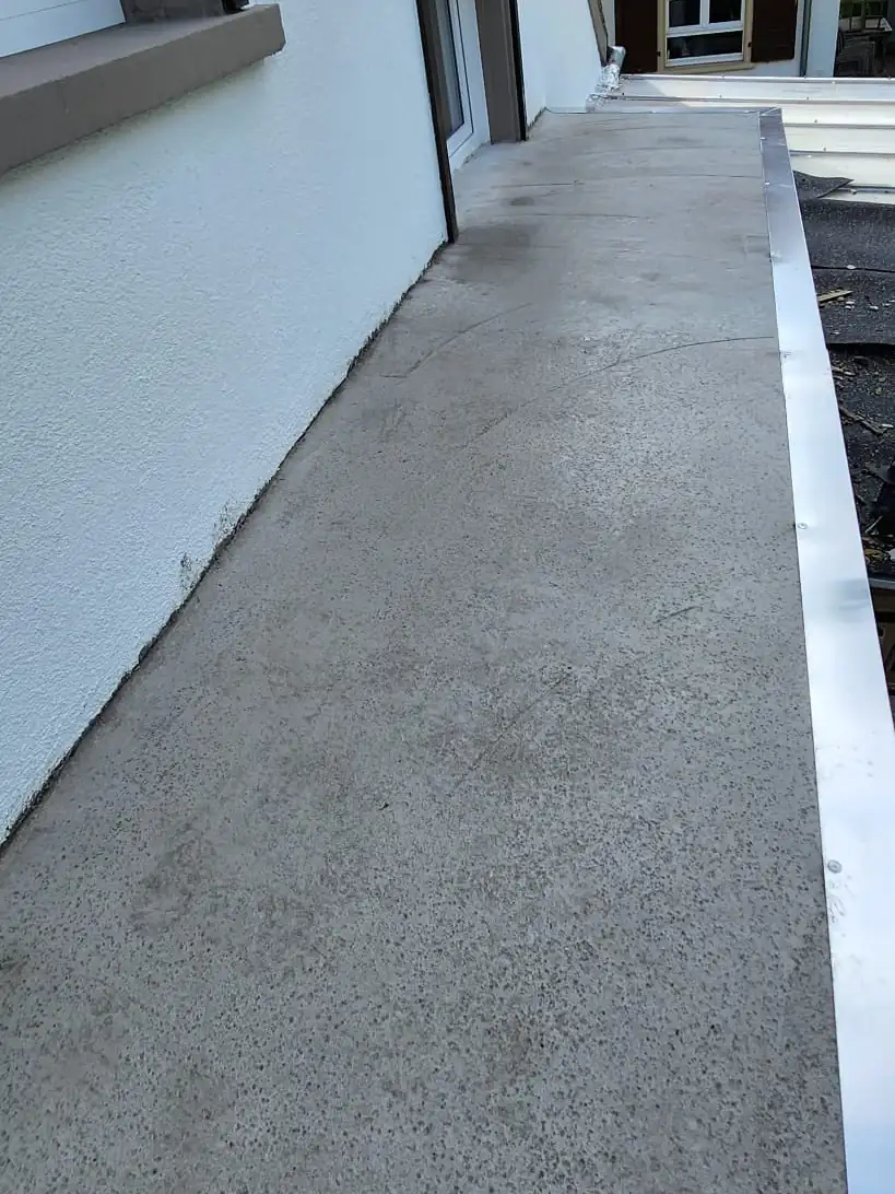Vorher: Schmaler Balkon an der Giebelseite – Polyurea-Abdichtung