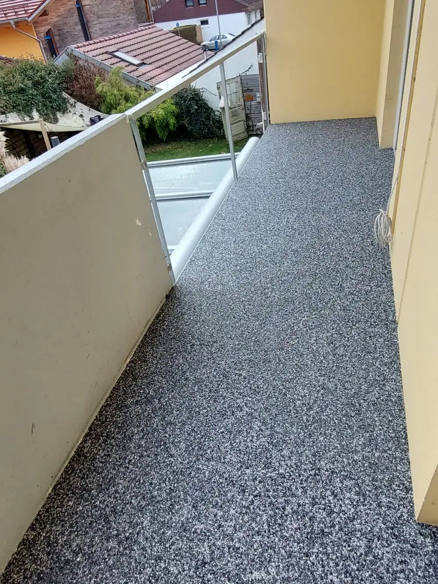 Nachher: Schmaler Balkon mit Glasbrüstung – neu abgedichtet und belegt