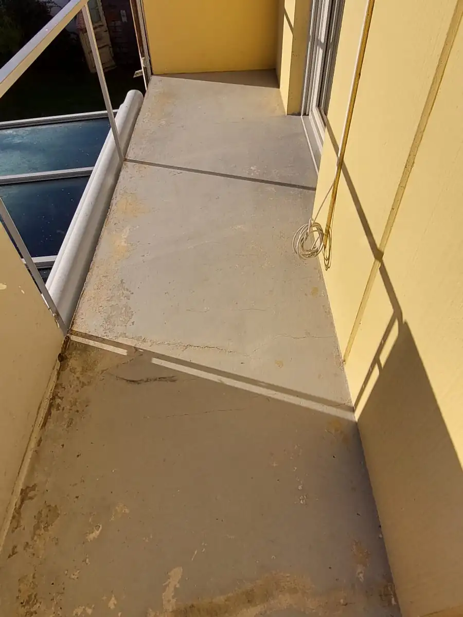 Vorher: Schmaler Balkon mit Glasbrüstung – neu abgedichtet und belegt