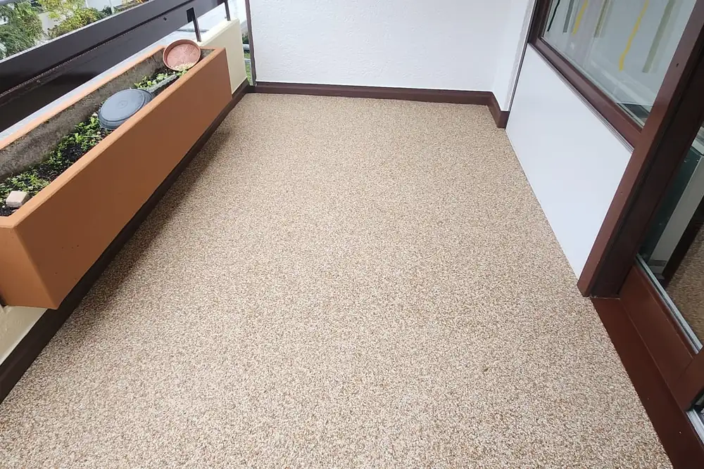 Eckbalkon mit Steinteppich und Blumenkasten
