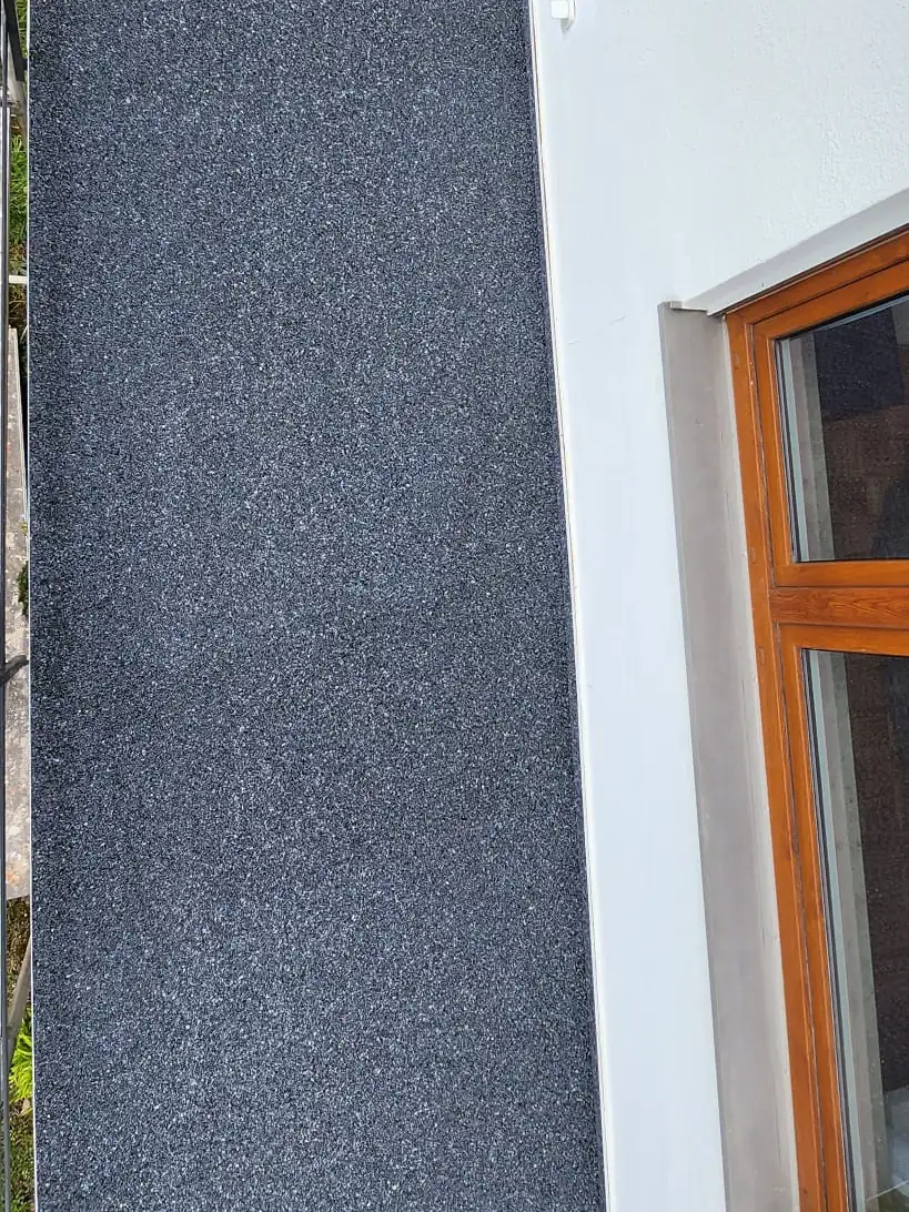Nachher: Terracotta-Balkon in Südlage – dunkelgrauer Steinteppich