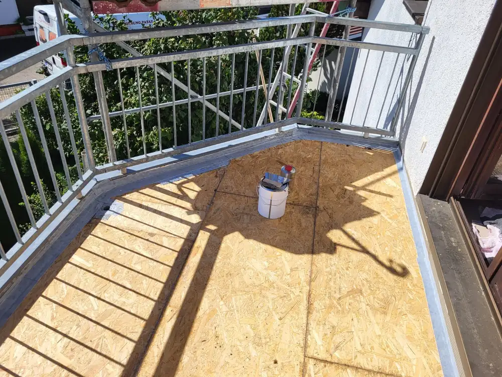 Neuer Unterbau auf einem Holzbalkon vor der Abdichtung