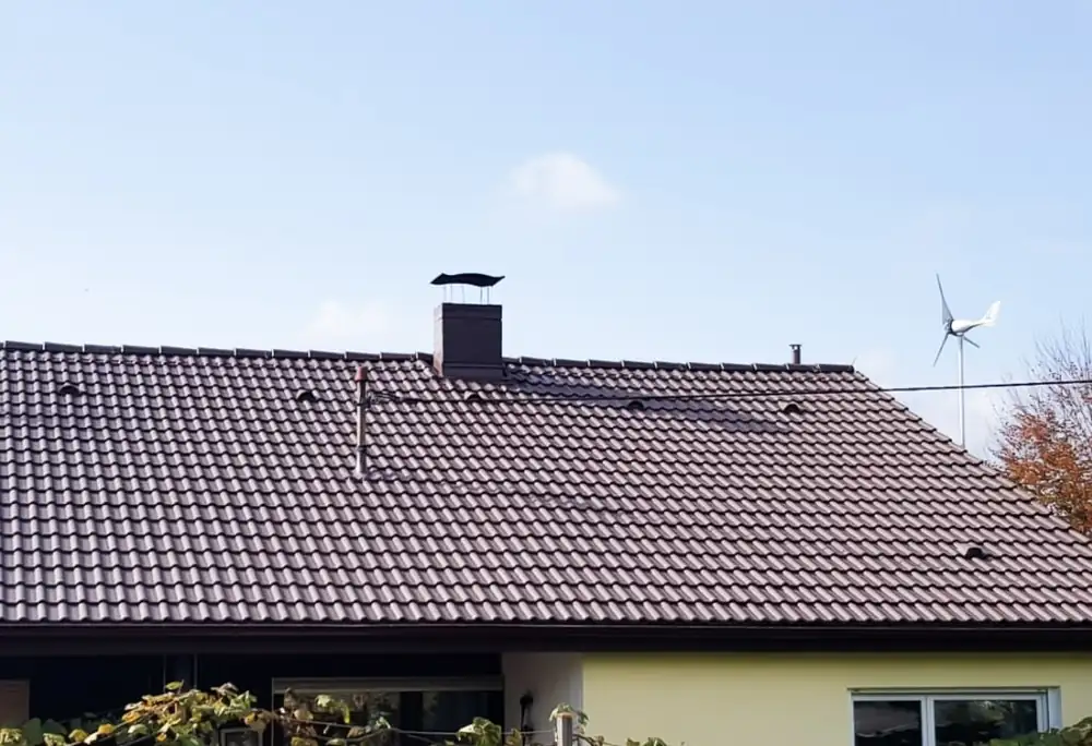 Nachher: Verwitterte Betondachsteine – gereinigt und mit dunkelbrauner Dachbeschichtung neu versiegelt