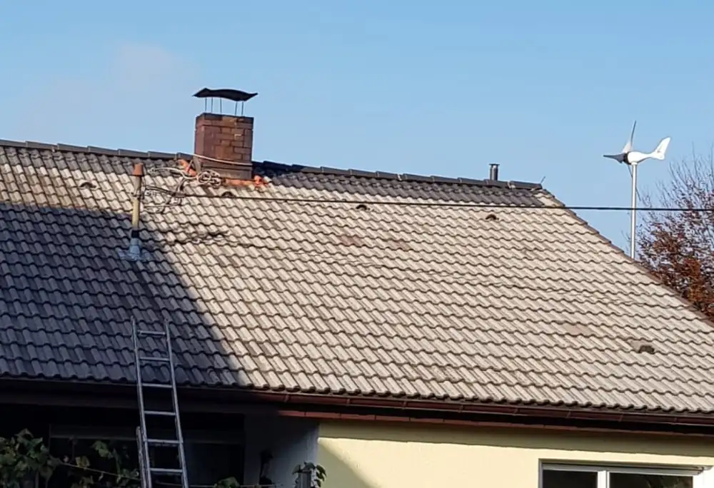 Vorher: Verwitterte Betondachsteine – gereinigt und mit dunkelbrauner Dachbeschichtung neu versiegelt