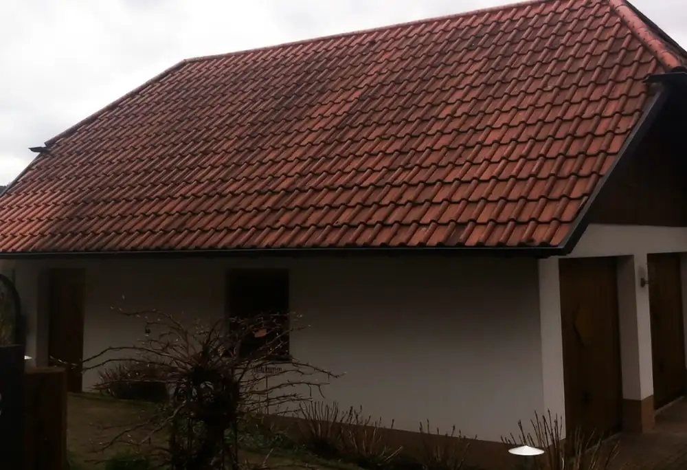 Vorher: Vermoostes Walmdach über der Garage – Reinigung und Farbbeschichtung