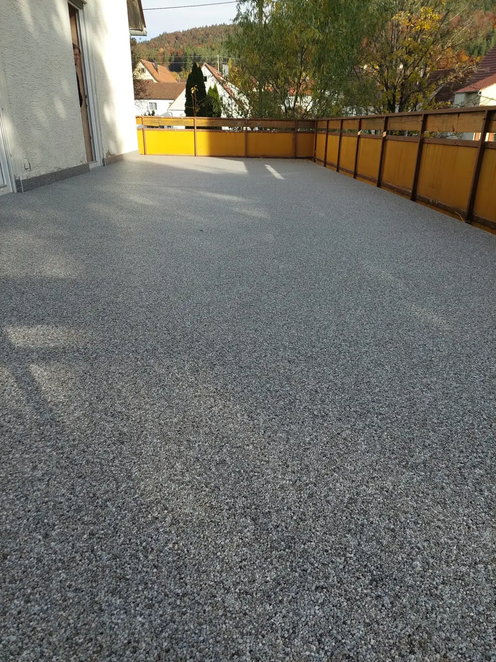 Nachher: Großflächige Dachterrasse: Betonplatten abgedichtet, darauf grauer Steinteppich