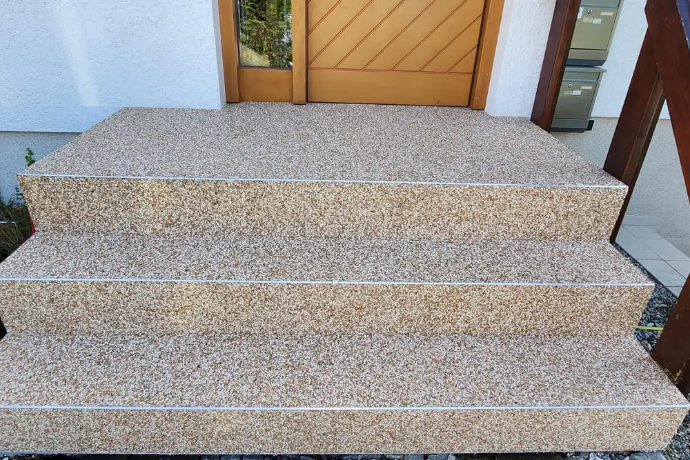 Nachher: Abgeplatzte Natursteinplatten an der Haustür – fugenlos in Beige