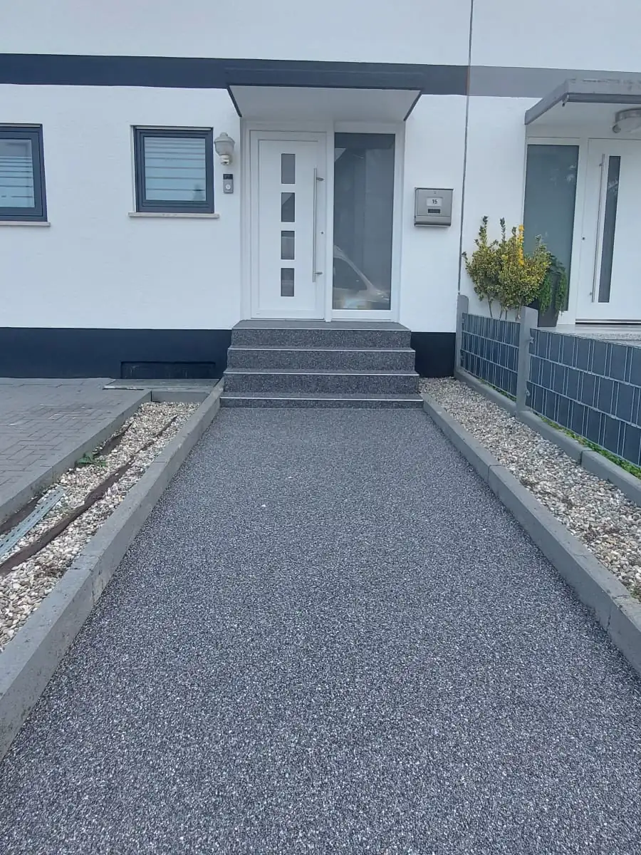 Nachher: Zugang mit Waschbetonplatten – Weg und Stufen in einem Material