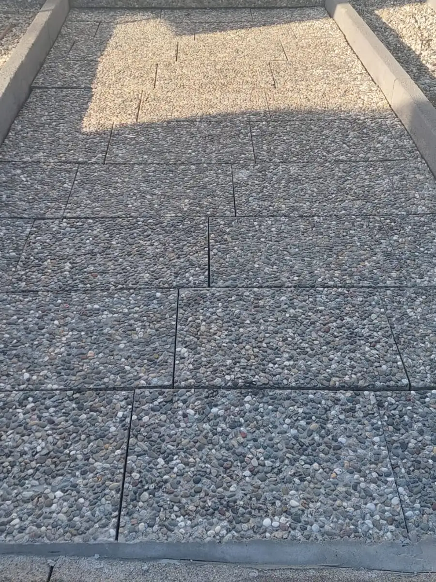Vorher: Zugang mit Waschbetonplatten – Weg und Stufen in einem Material