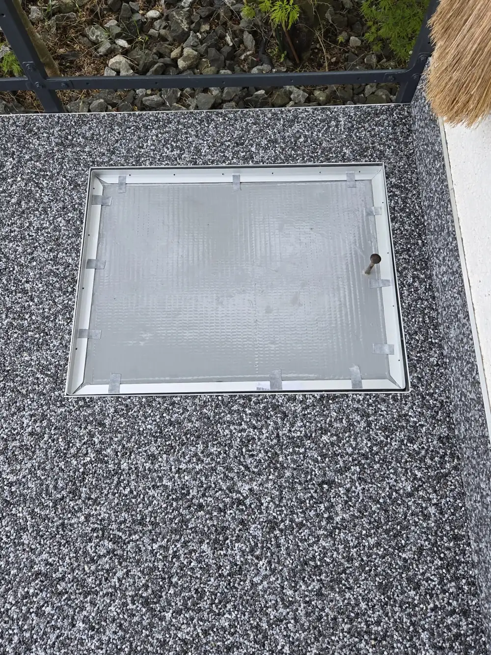 Nachher: Terrasse mit Lichtschacht und Mosaik – fugenlos in Anthrazit
