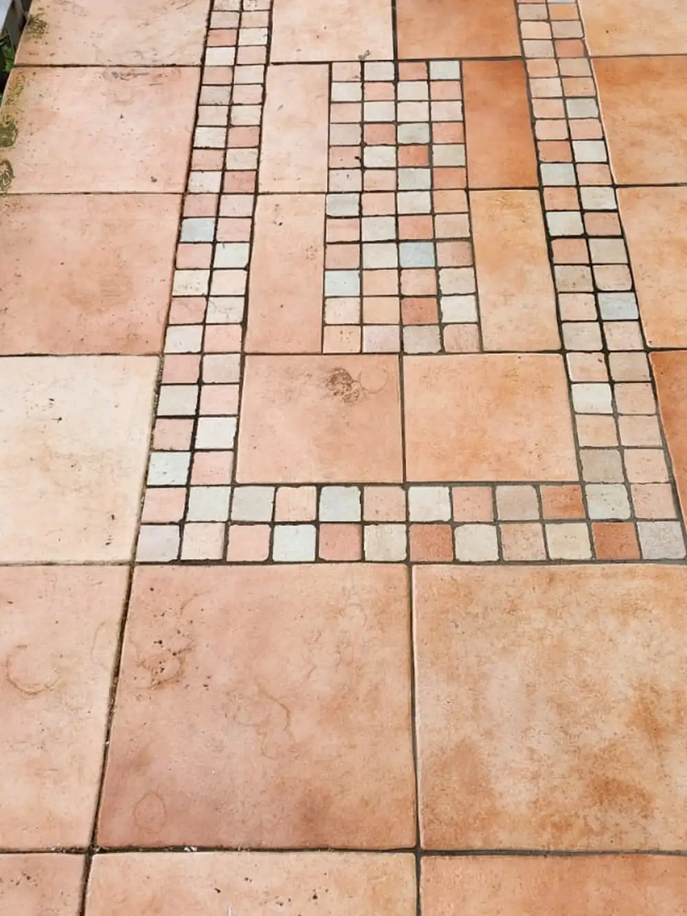 Vorher: Terrasse mit Lichtschacht und Mosaik – fugenlos in Anthrazit