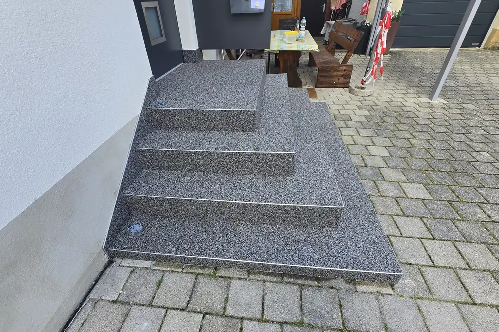 Nachher: Betontreppe mit Podest an der Werkstatt – neu belegt