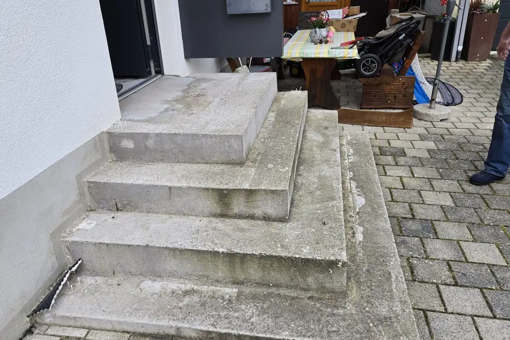 Vorher: Betontreppe mit Podest an der Werkstatt – neu belegt
