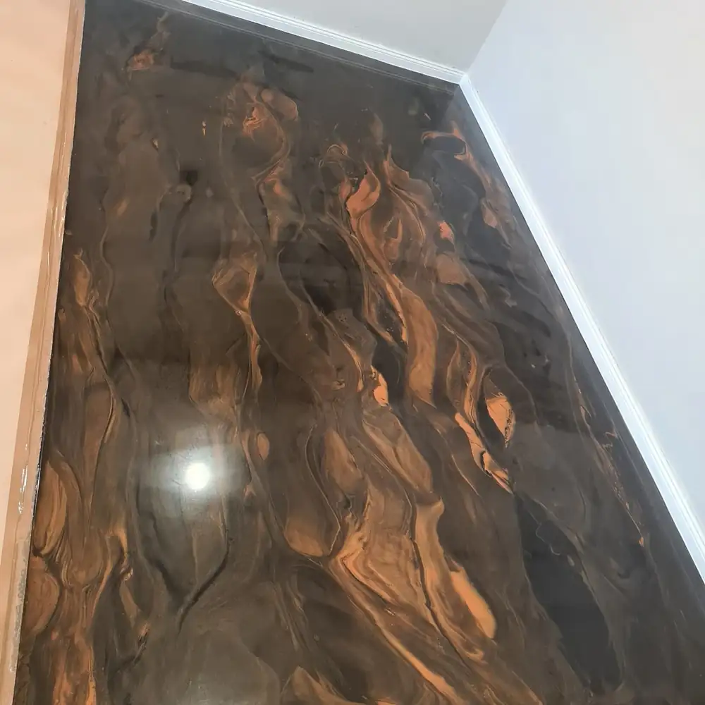 PU-Designboden in Schwarz mit kupferfarbener Marmorierung, hochglänzend