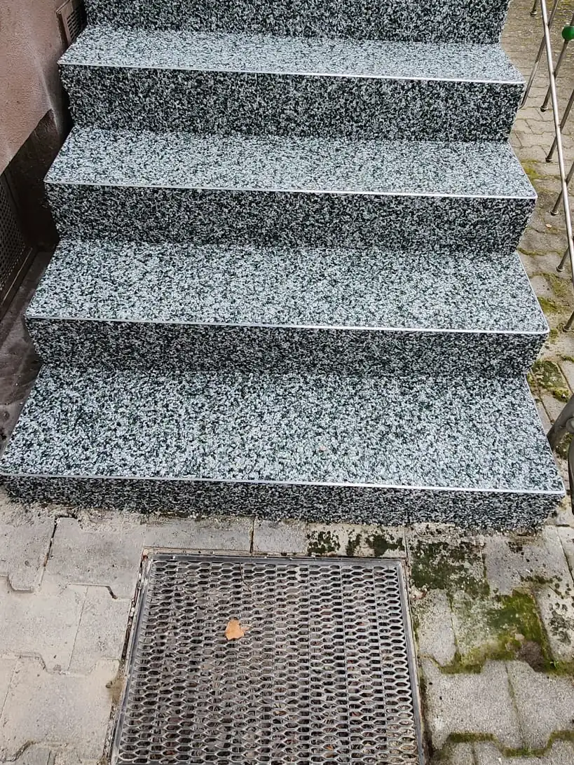 Nachher: Fliesentreppe mit losen Platten – überarbeitet in Dunkelgrau
