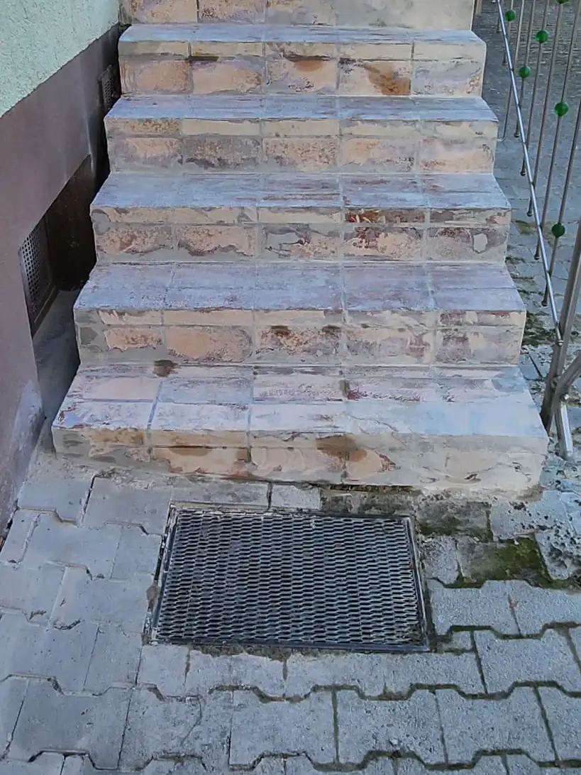 Vorher: Fliesentreppe mit losen Platten – überarbeitet in Dunkelgrau