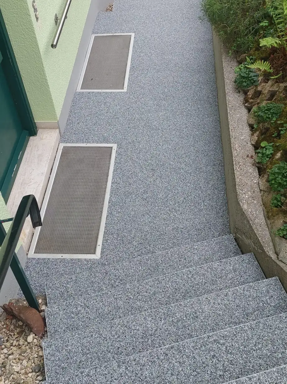 Treppe und Weg zum Hauseingang mit hellgrauem Steinteppich